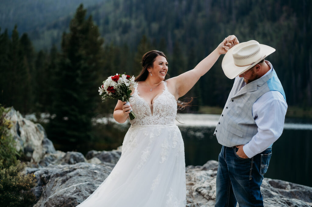 Colorado elopement photographer captures groom looking at bride