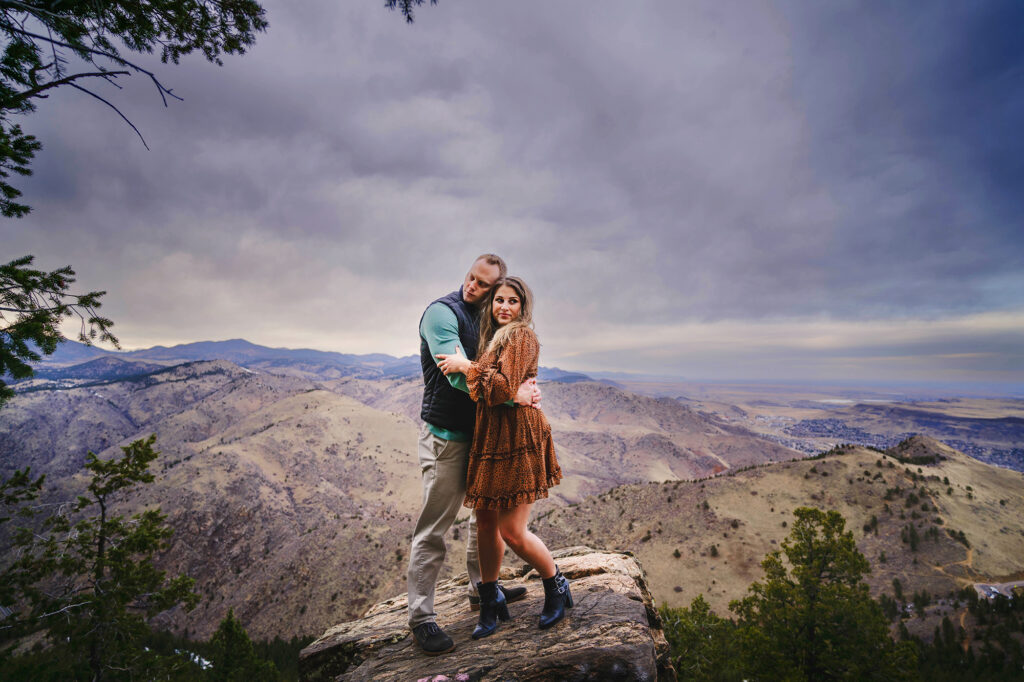 Colorado elopement photographer captures couple on top of cliff
