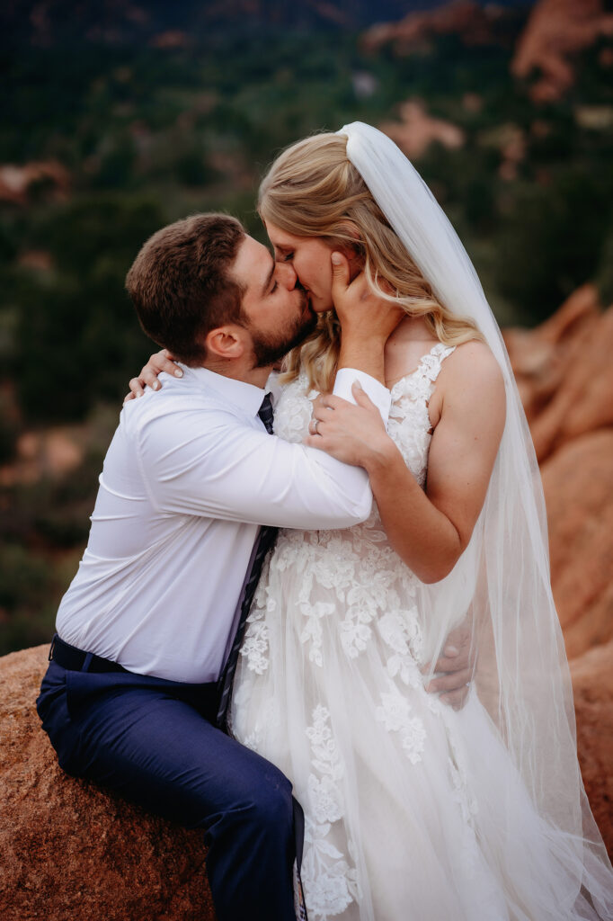 Colorado elopement photographer captures bride and groom kissing