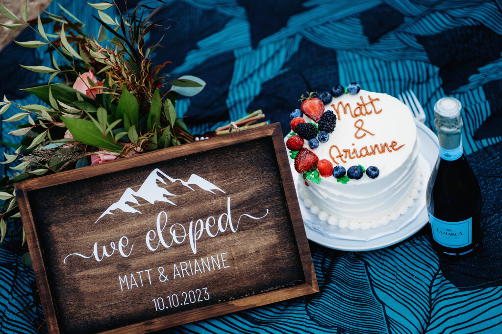 Colorado elopement photographer captures elopement details with wedding cake