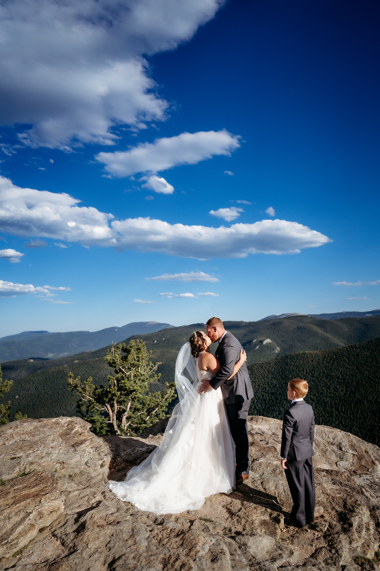 Colorado Elopement Photographer captures bride and groom kissing