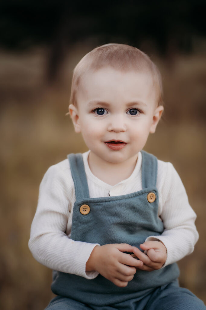 Denver Family Photographer captures young baby sitting on blanket during family photos